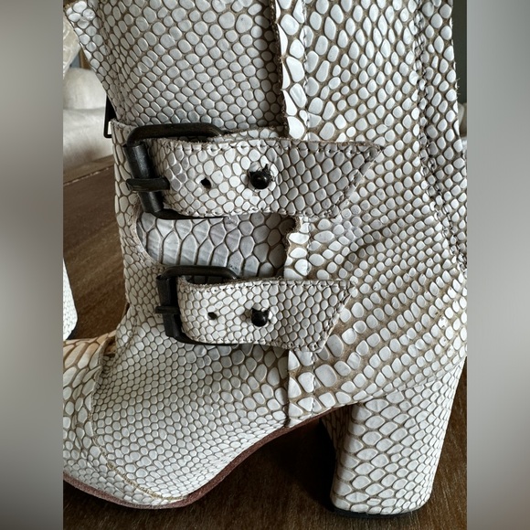 FreeBird Joey- white snakeskin - Picture 3 of 6